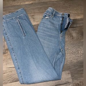 Jeans with cut at the ankle!